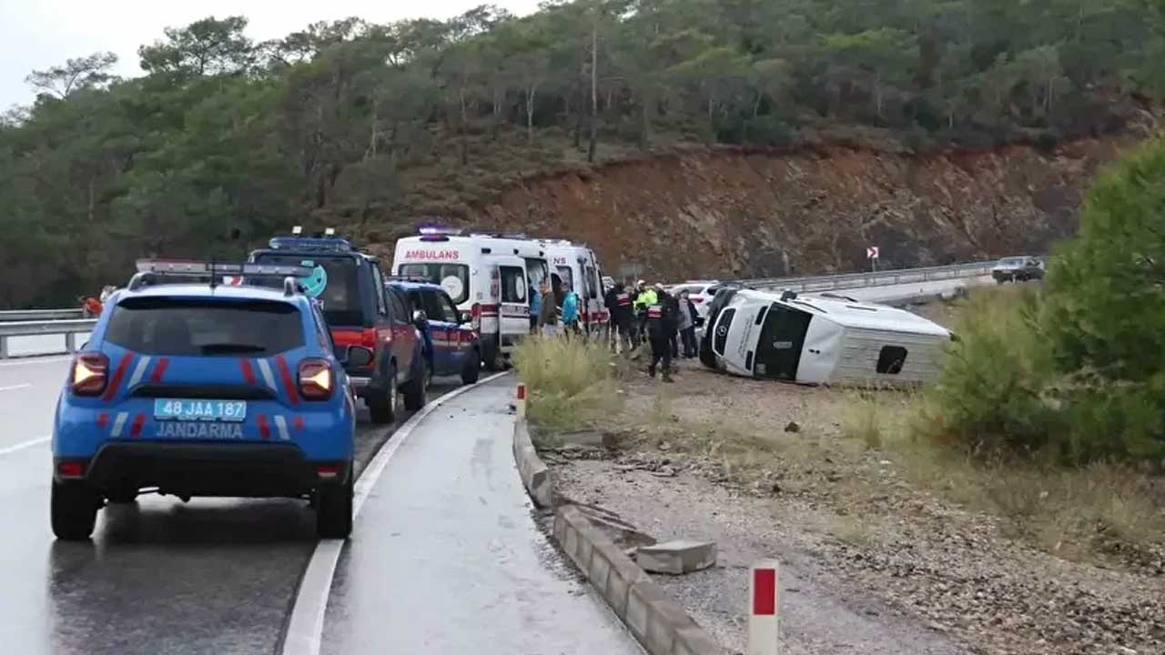 Korkutan kaza: Fethiye’de yolcu minibüsü devrildi! Çok sayıda yaralı var