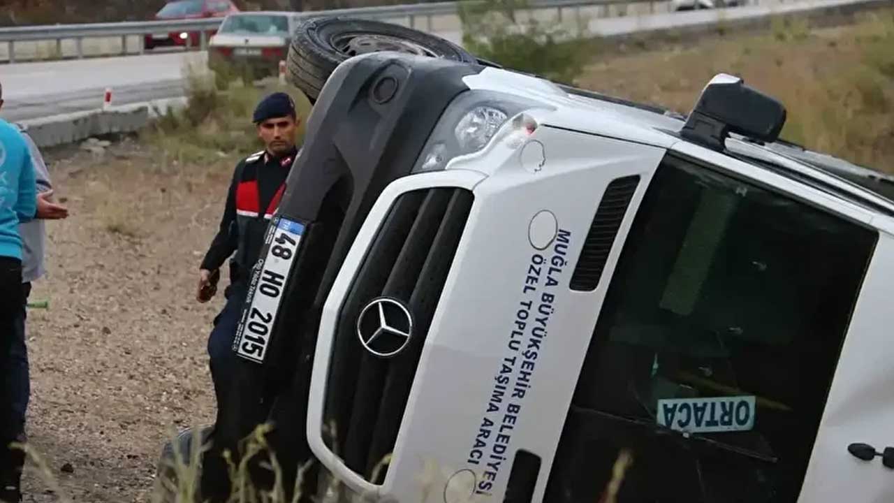 Foto - Korkutan kaza: Fethiye’de yolcu minibüsü devrildi! Çok sayıda yaralı var