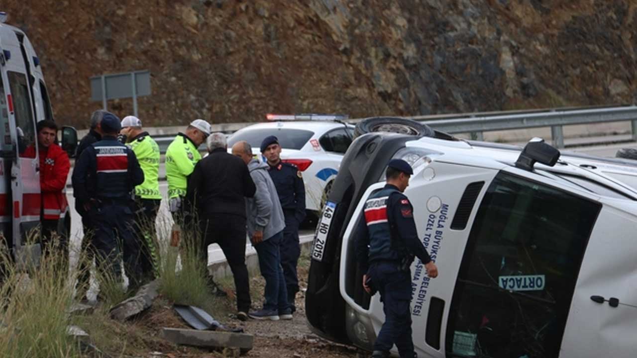 Foto - Korkutan kaza: Fethiye’de yolcu minibüsü devrildi! Çok sayıda yaralı var