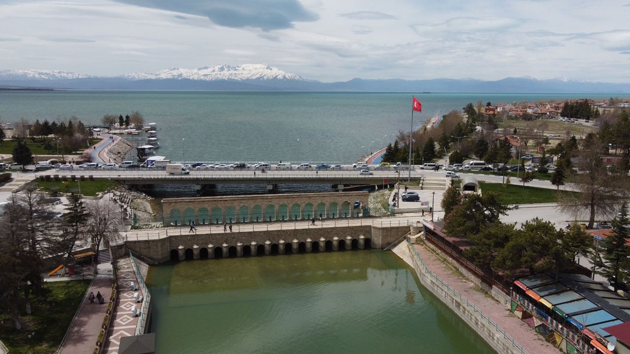 Foto - Korkutan manzara! Tekneler karaya oturdu, köprü tabanı ortaya çıktı