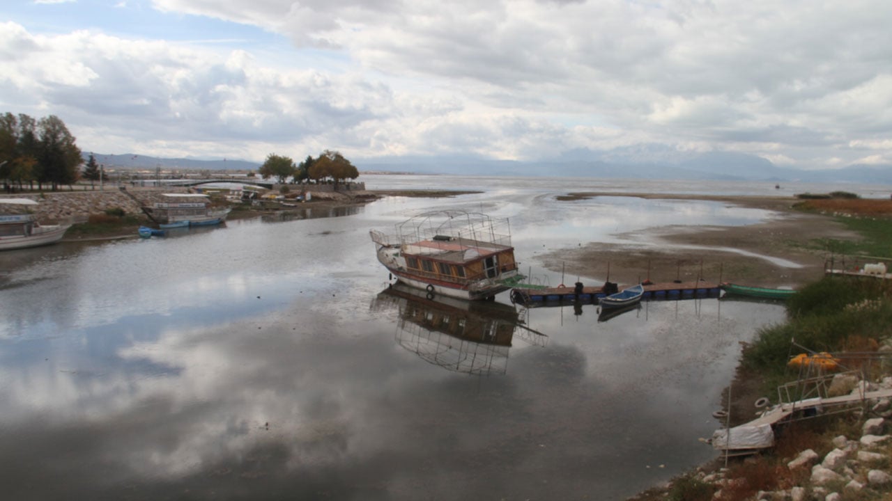 Foto - Korkutan manzara! Tekneler karaya oturdu, köprü tabanı ortaya çıktı