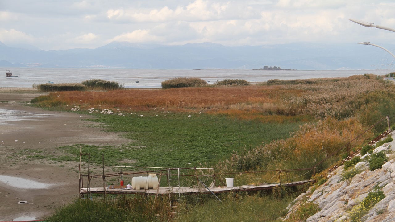 Foto - Korkutan manzara! Tekneler karaya oturdu, köprü tabanı ortaya çıktı