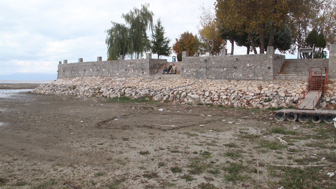 Korkutan manzara! Tekneler karaya oturdu, köprü tabanı ortaya çıktı