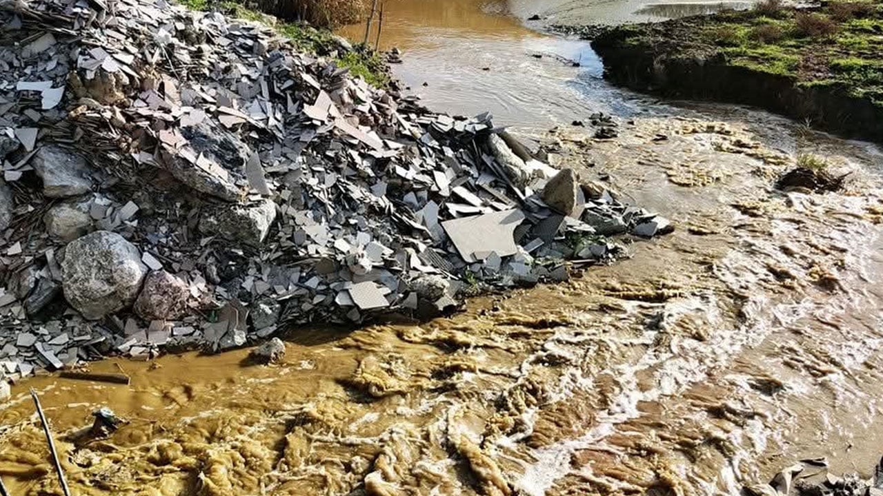 Foto - Korkutan tablo! Büyük Menderes yine siyaha döndü