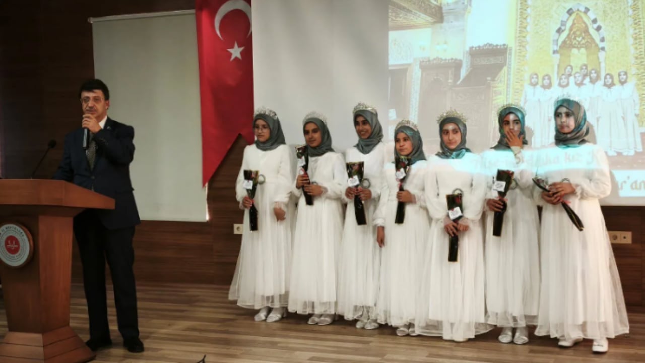 Foto - 'Koro sistemi' ile 1 yılda başardılar! 7 kız öğrenci hafızlık tacı kuşandı