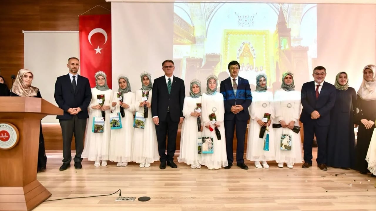 Foto - 'Koro sistemi' ile 1 yılda başardılar! 7 kız öğrenci hafızlık tacı kuşandı