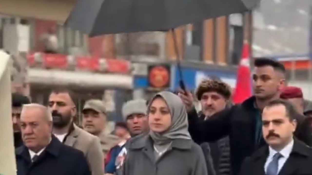 Foto - Koruma polisi kaymakama şemsiye tutmuştu! Halk sokaklara indi, yürüyüşe başladı