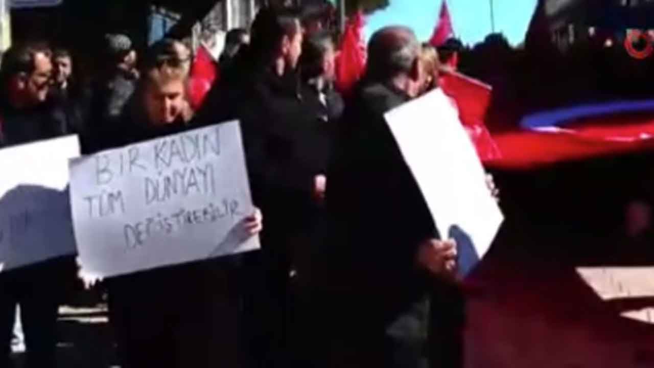 Foto - Koruma polisi kaymakama şemsiye tutmuştu! Halk sokaklara indi, yürüyüşe başladı