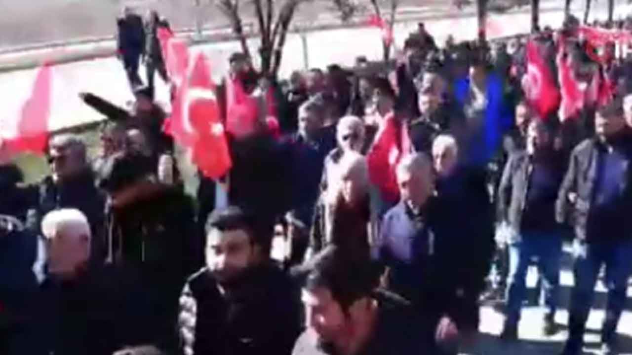 Foto - Koruma polisi kaymakama şemsiye tutmuştu! Halk sokaklara indi, yürüyüşe başladı