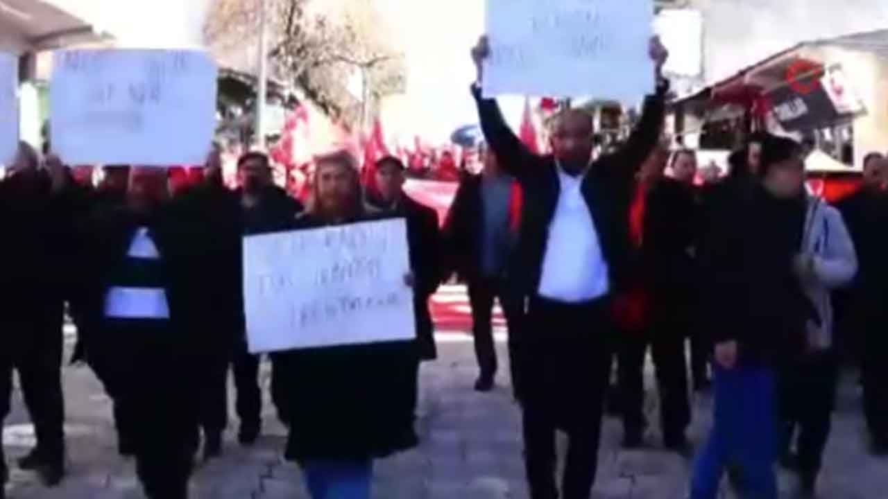 Foto - Koruma polisi kaymakama şemsiye tutmuştu! Halk sokaklara indi, yürüyüşe başladı