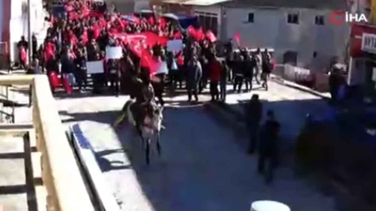 Foto - Koruma polisi kaymakama şemsiye tutmuştu! Halk sokaklara indi, yürüyüşe başladı