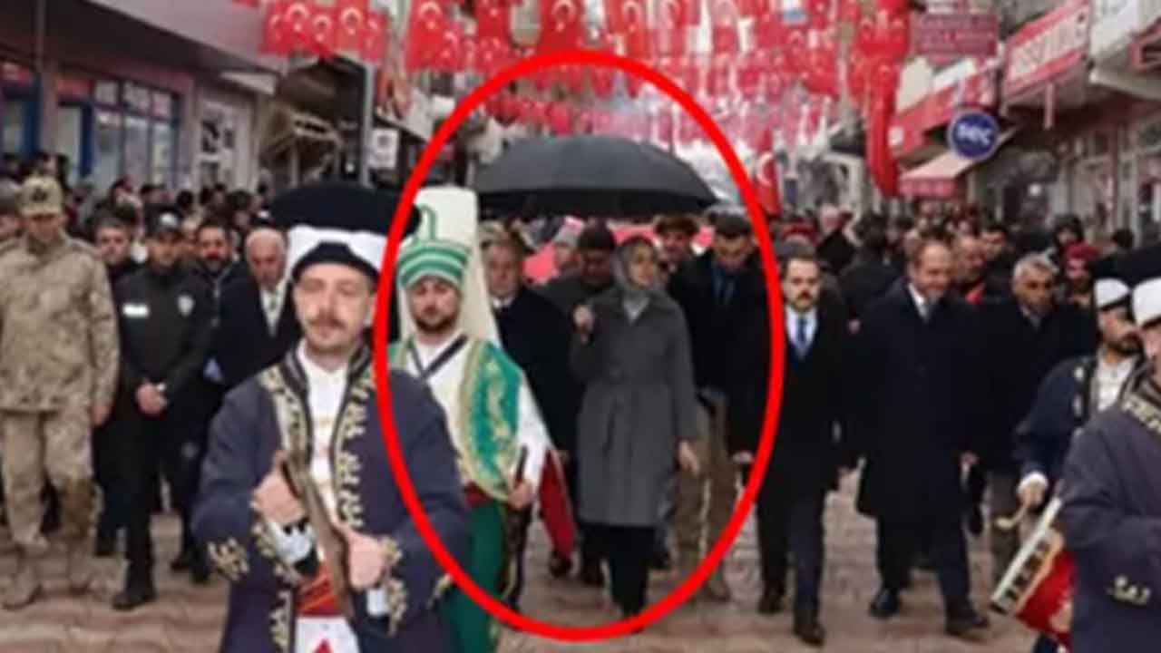 Foto - Koruma polisinin kısa süreliğine şemsiye tuttuğu kaymakam sessizliğini bozdu