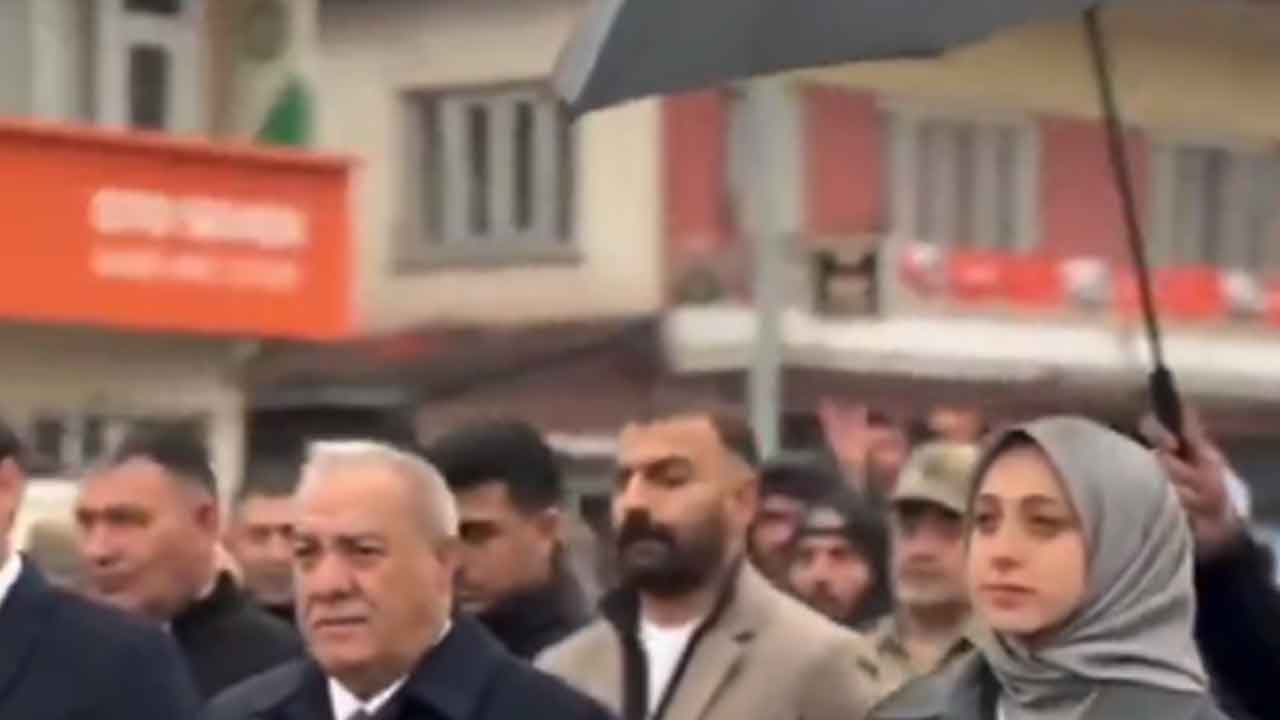 Foto - Koruma polisinin kısa süreliğine şemsiye tuttuğu kaymakam sessizliğini bozdu