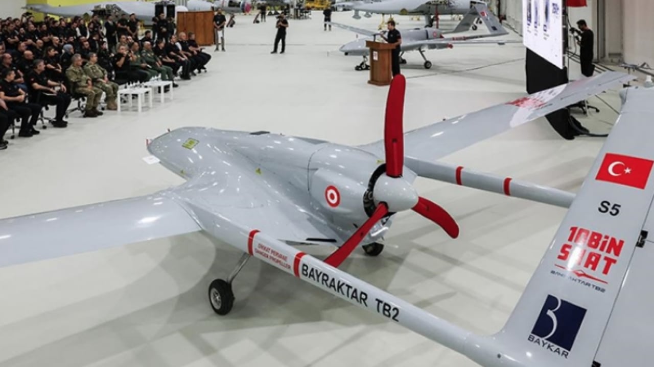 Foto - Bayraktar TB2 SİHA ile dosta düşmana gövde gösterisi yaptı! Siyonist İsrail kahrolacak: Kosova'da gözdağı verdiler!