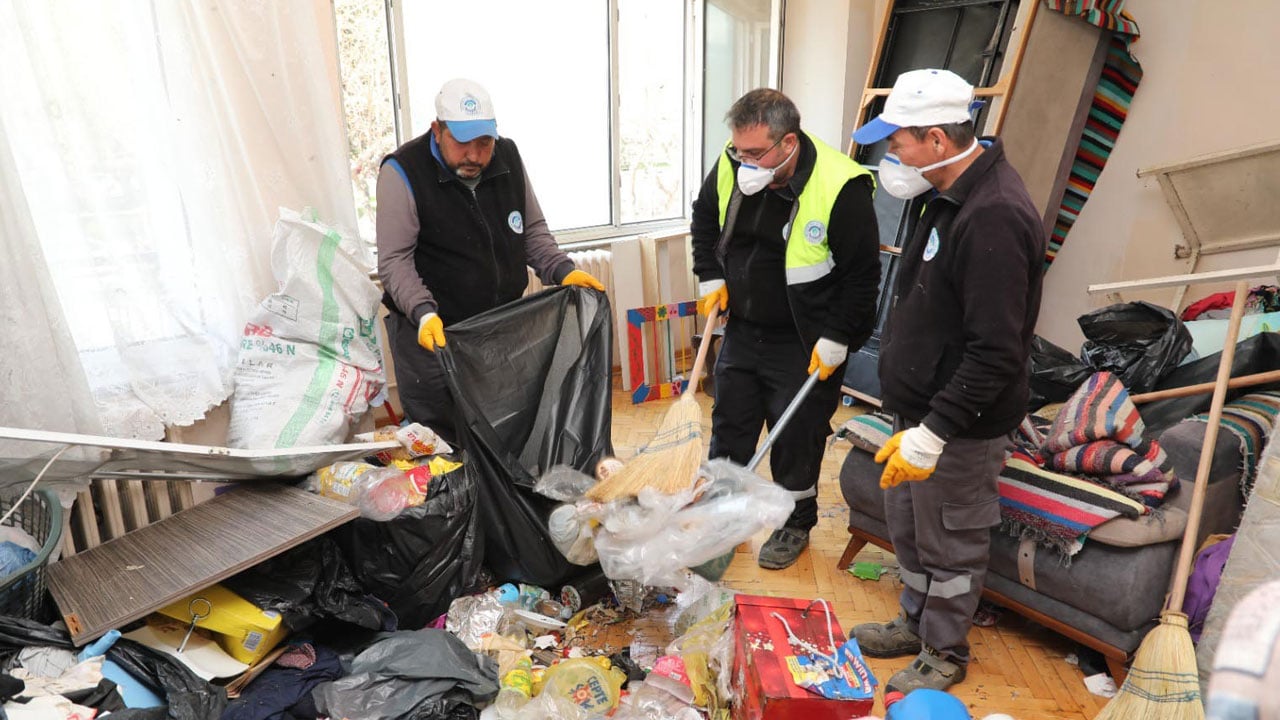 Foto - Kötü koku apartmanı sardı! Bu evden tam 5 kamyon çöp çıktı