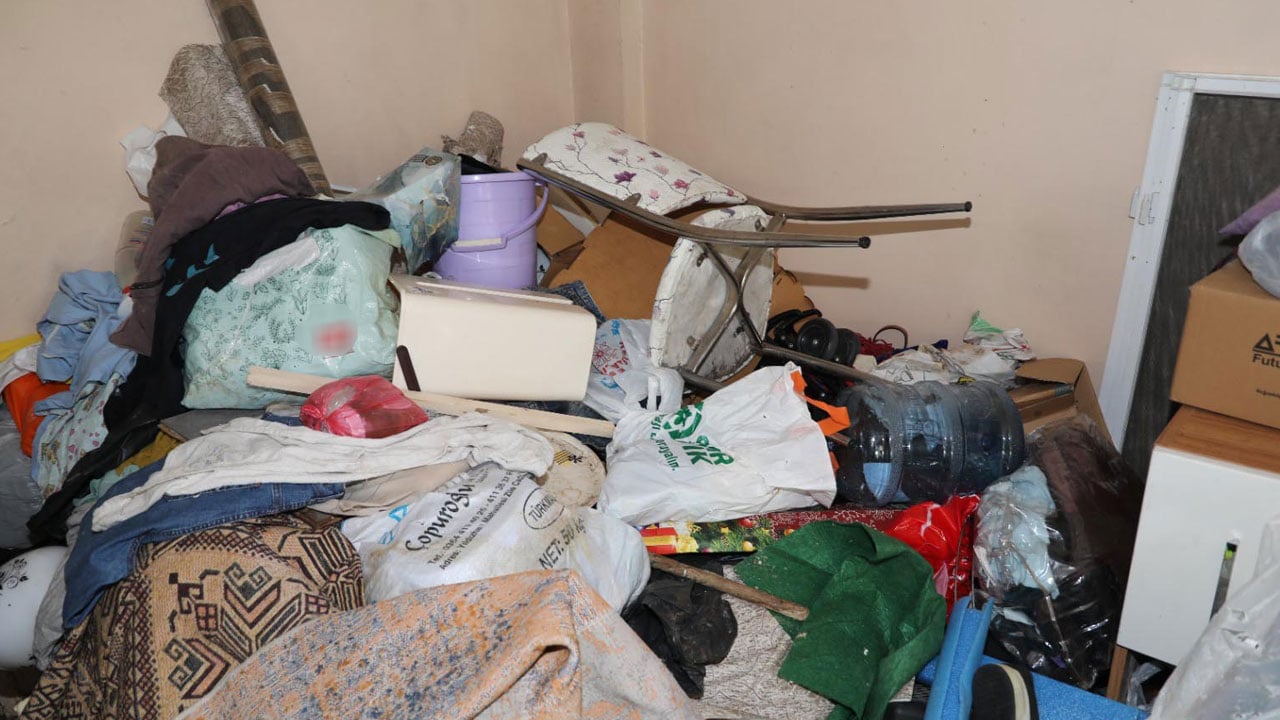 Foto - Kötü koku apartmanı sardı! Bu evden tam 5 kamyon çöp çıktı