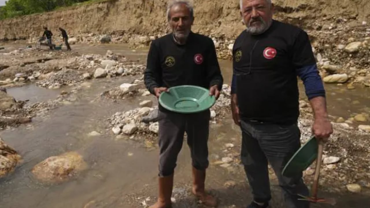 Foto - Duyan duymayana duyuruyor! Kovasını kapan o ile akın ediyor! 