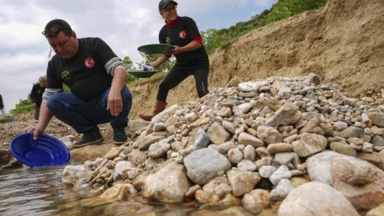 Foto - Duyan duymayana duyuruyor! Kovasını kapan o ile akın ediyor! 