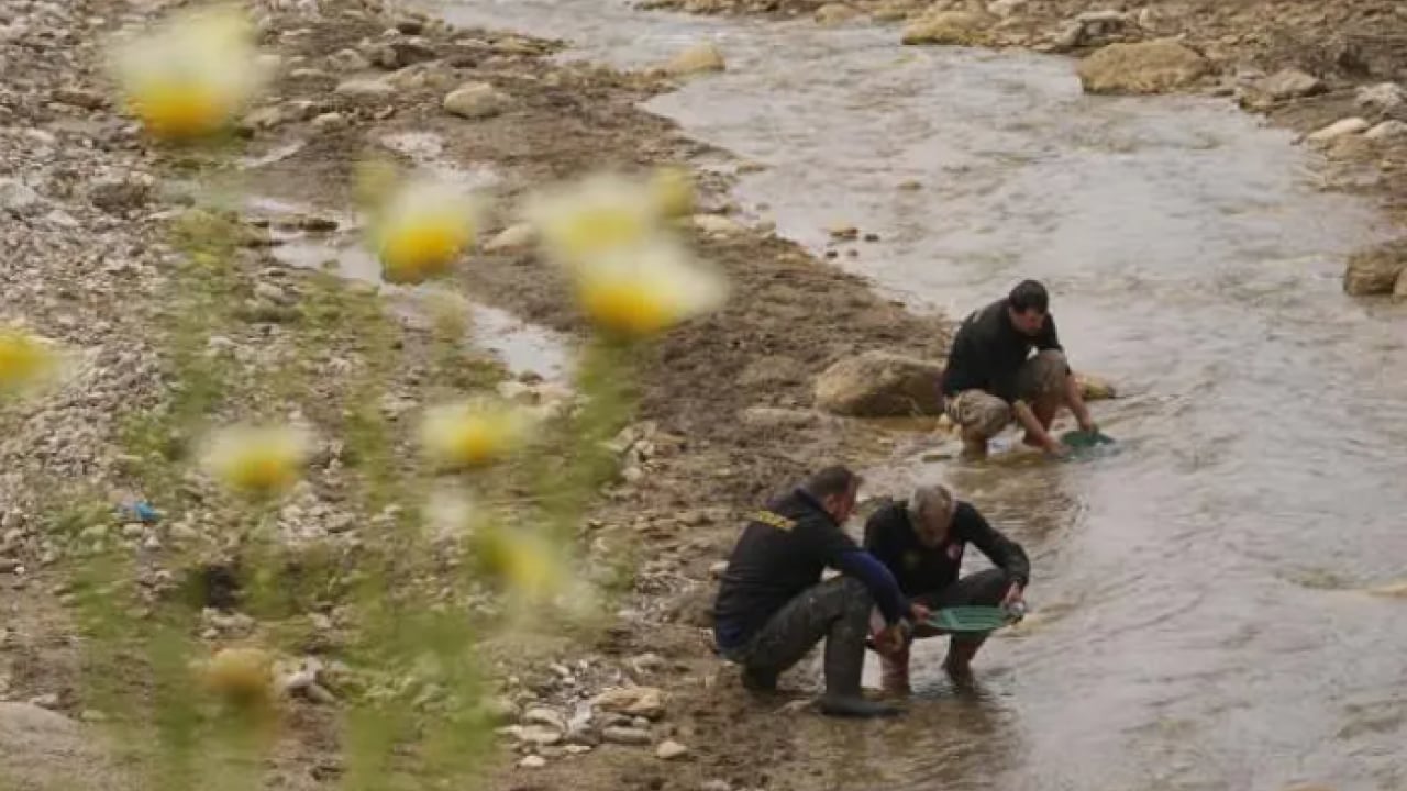 Duyan duymayana duyuruyor! Kovasını kapan o ile akın ediyor! 