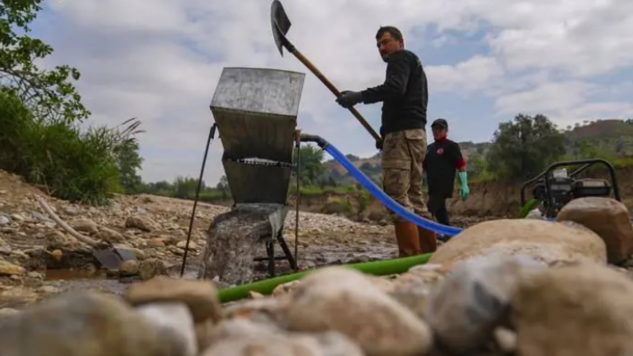 Foto - Duyan duymayana duyuruyor! Kovasını kapan o ile akın ediyor! 