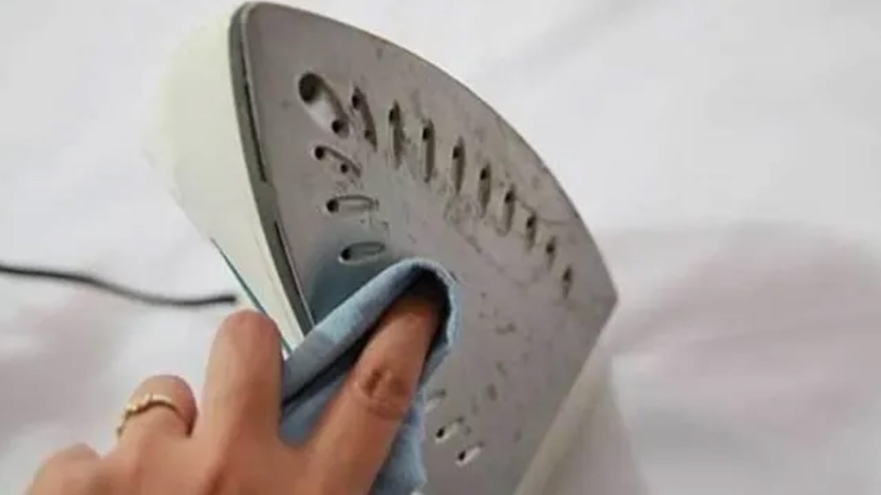 Foto - Ütü tabanındaki yanık izinin çözümü! Koyan ütüyü sıfırlıyor! Kireç açan yöntemi duyan katıyor! Duyanlar yaptılar 