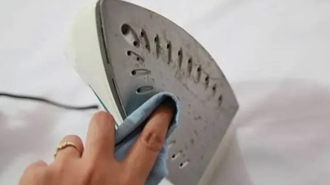 Ütü tabanındaki yanık izinin çözümü! Koyan ütüyü sıfırlıyor! Kireç açan yöntemi duyan katıyor! Duyanlar yaptılar 