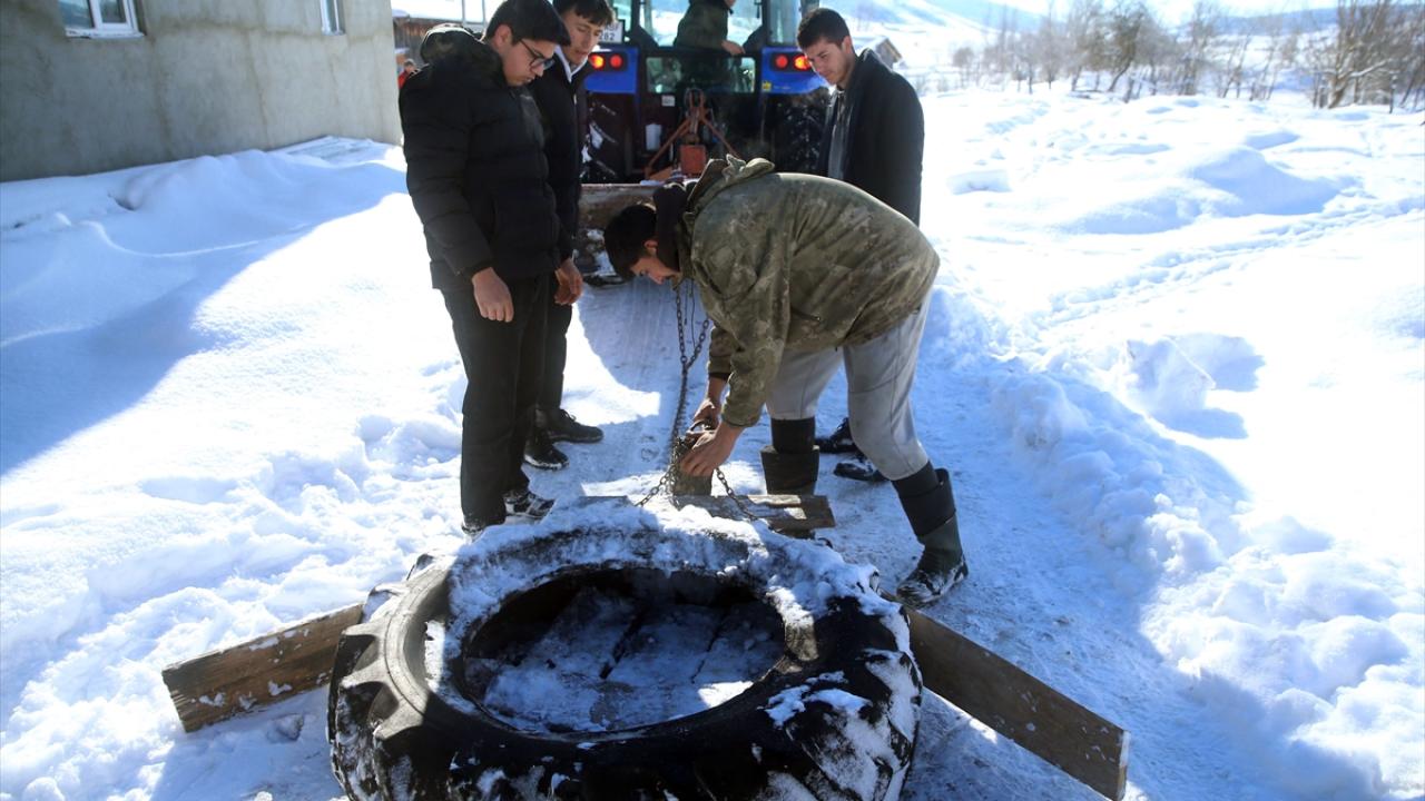 Foto - Köyde bir kış klasiği! Lastiklerle kayarak eğlenmek