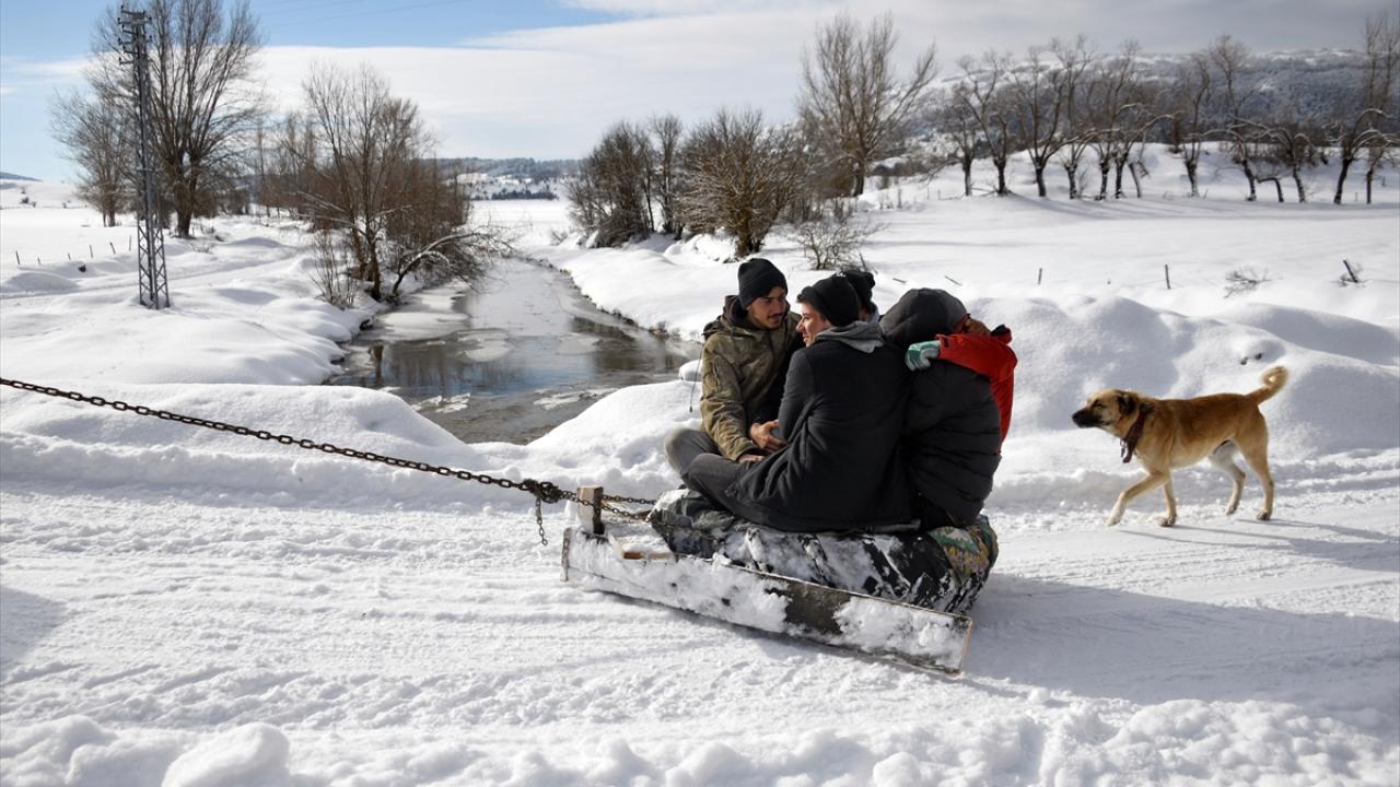 Foto - Köyde bir kış klasiği! Lastiklerle kayarak eğlenmek