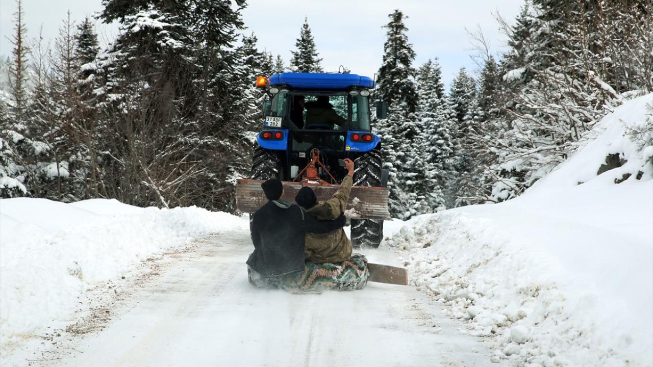 Foto - Köyde bir kış klasiği! Lastiklerle kayarak eğlenmek