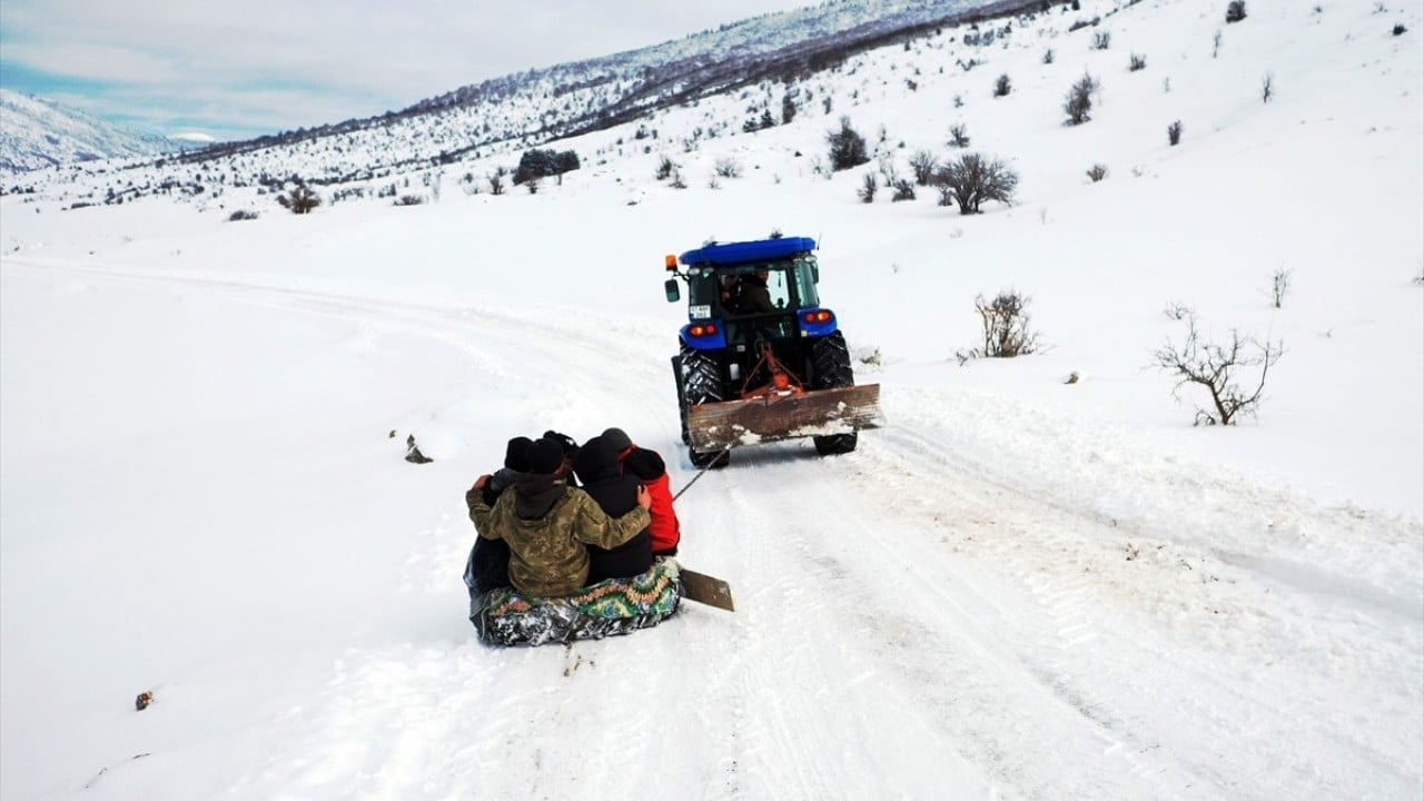 Foto - Köyde bir kış klasiği! Lastiklerle kayarak eğlenmek