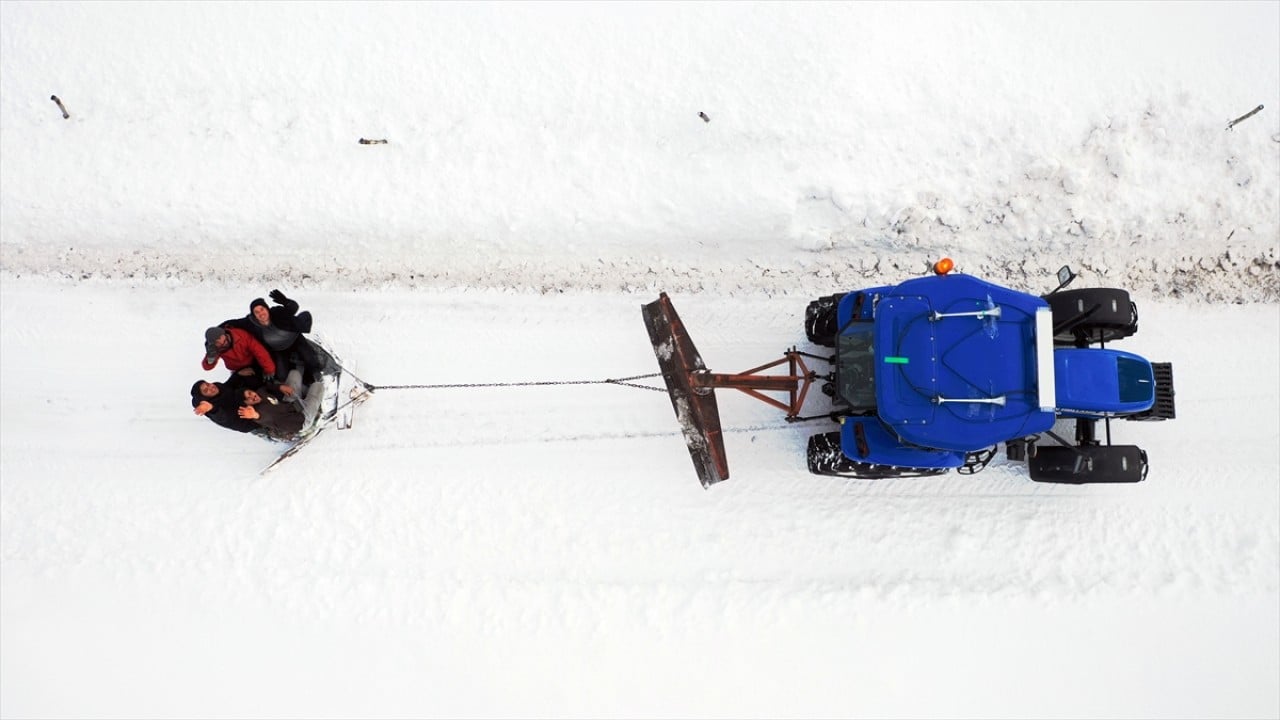 Foto - Köyde bir kış klasiği! Lastiklerle kayarak eğlenmek