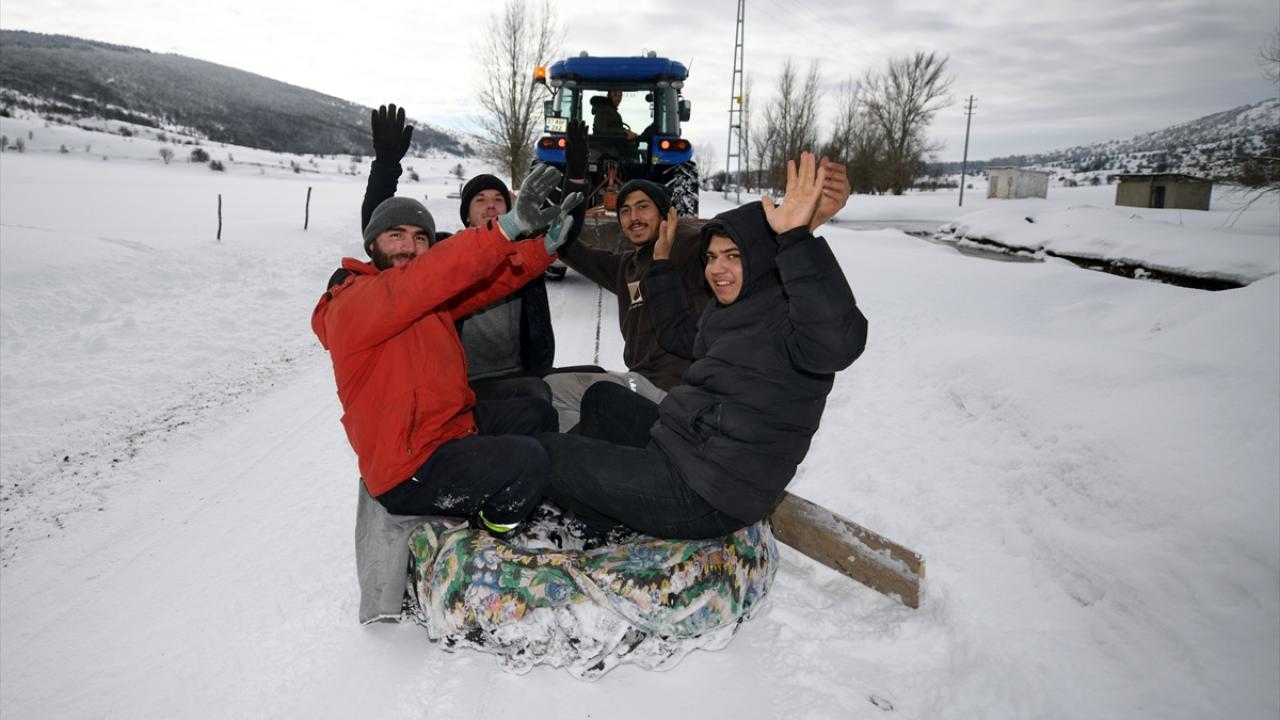 Foto - Köyde bir kış klasiği! Lastiklerle kayarak eğlenmek