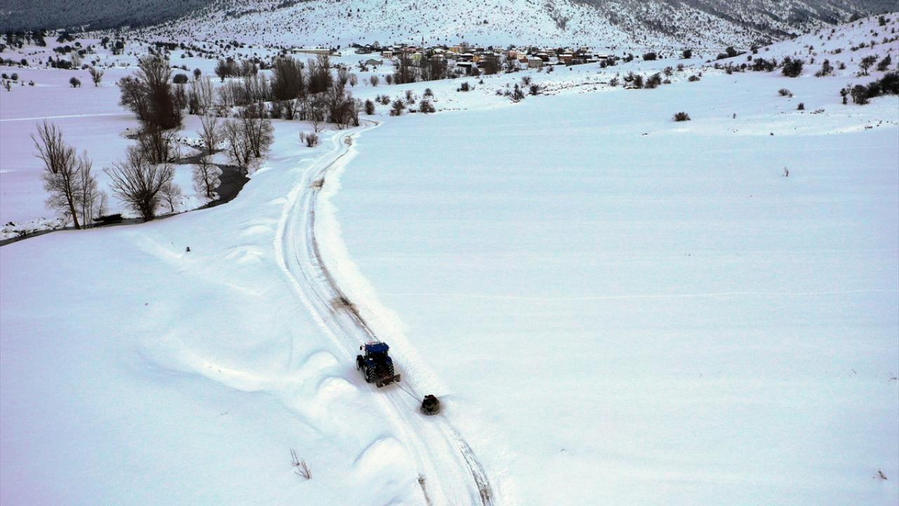 Foto - Köyde bir kış klasiği! Lastiklerle kayarak eğlenmek