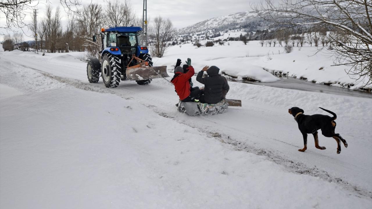 Foto - Köyde bir kış klasiği! Lastiklerle kayarak eğlenmek
