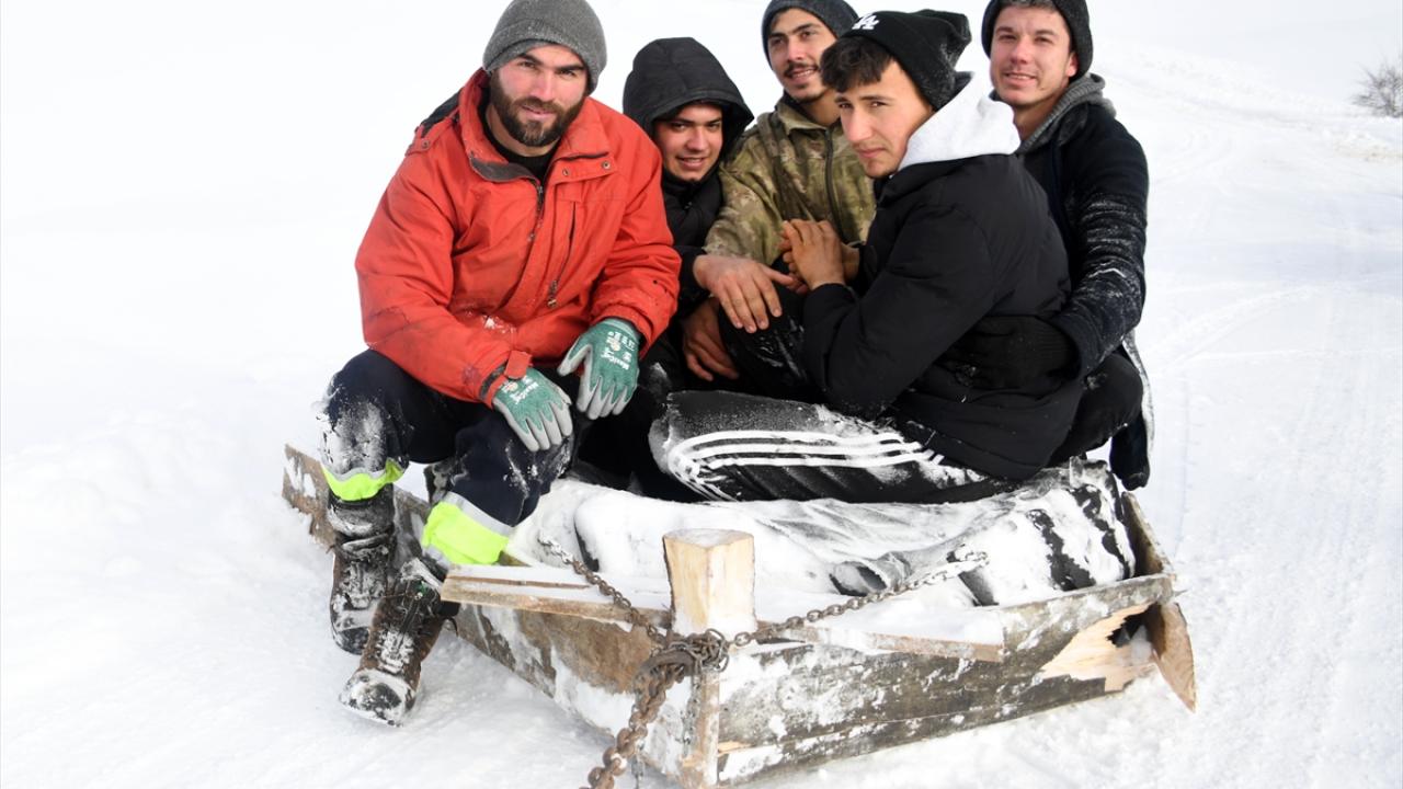 Foto - Köyde bir kış klasiği! Lastiklerle kayarak eğlenmek