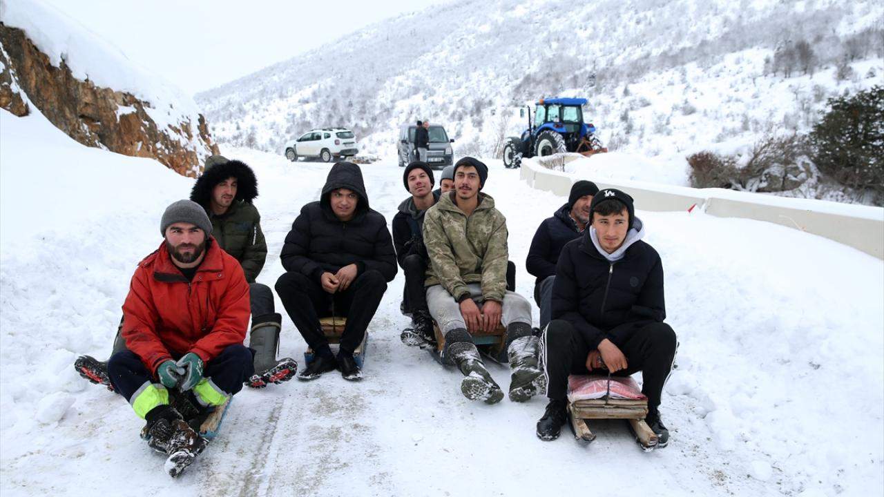 Foto - Köyde bir kış klasiği! Lastiklerle kayarak eğlenmek