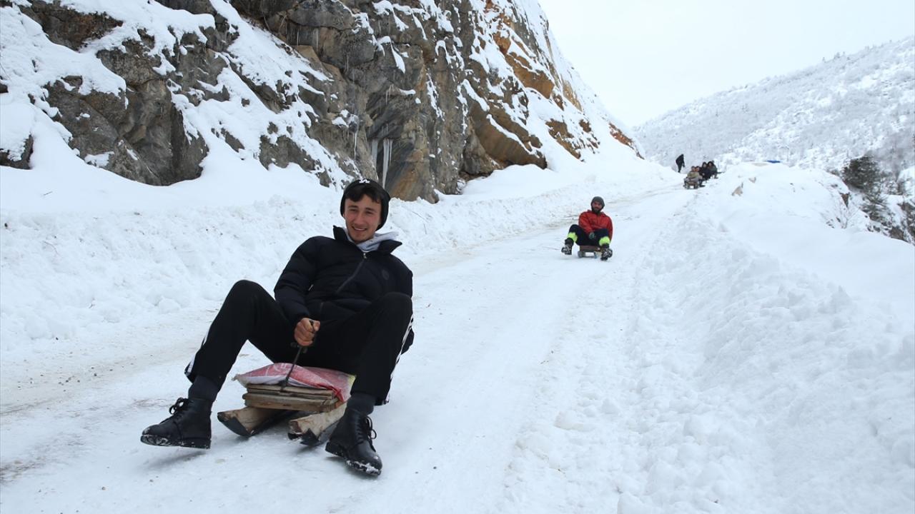 Foto - Köyde bir kış klasiği! Lastiklerle kayarak eğlenmek