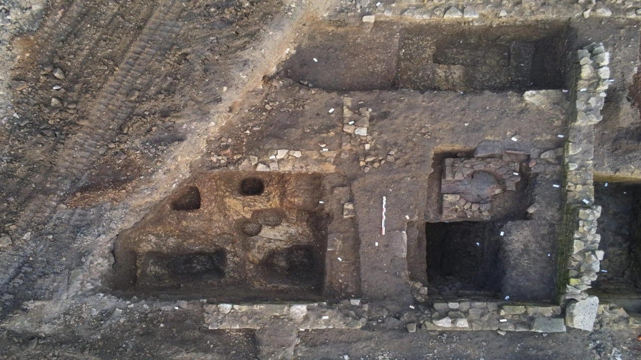 Foto - Köydeki evin altını kazdılar, çıkan hazineyle dumura uğradılar: Sayısı 40 binden fazla