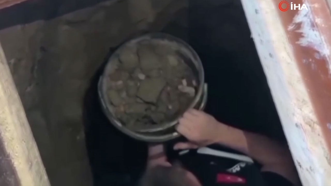 Foto - Köyden İndim Şehire filmi gerçek oldu! Odadaki halının altından bakın ne çıktı