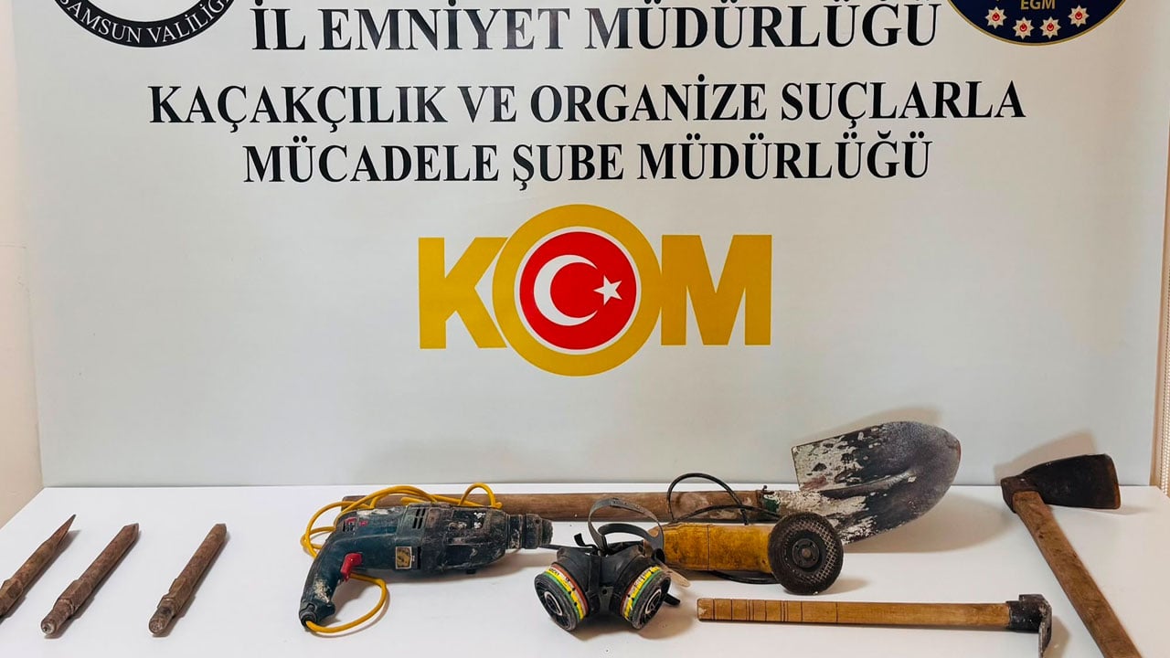 Foto - Köyden İndim Şehire filmi gerçek oldu! Odadaki halının altından bakın ne çıktı
