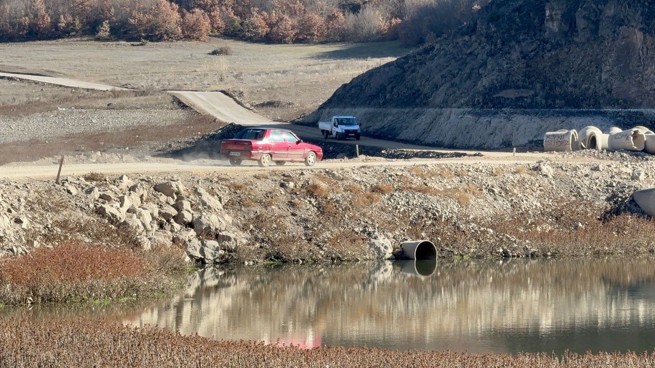 Foto - Köyler arası mesafe 15 km yaklaşacak! Sular azalınca ortaya çıkan yol hayatı kolaylaştıracak
