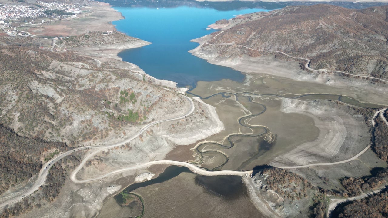 Foto - Köyler arası mesafe 15 km yaklaşacak! Sular azalınca ortaya çıkan yol hayatı kolaylaştıracak