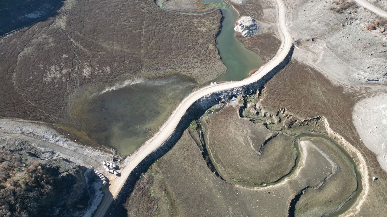 Foto - Köyler arası mesafe 15 km yaklaşacak! Sular azalınca ortaya çıkan yol hayatı kolaylaştıracak