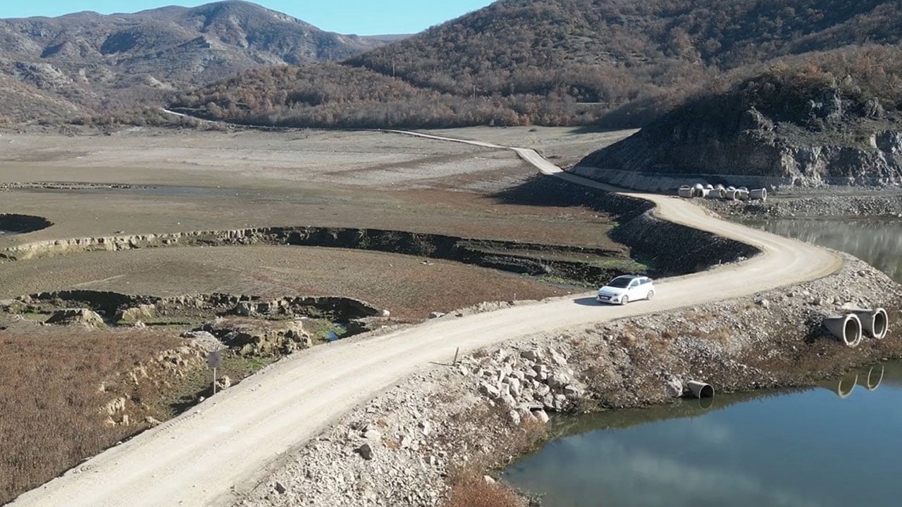 Köyler arası mesafe 15 km yaklaşacak! Sular azalınca ortaya çıkan yol hayatı kolaylaştıracak