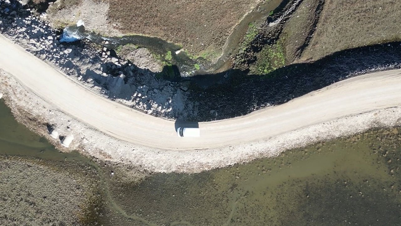 Foto - Köyler arası mesafe 15 km yaklaşacak! Sular azalınca ortaya çıkan yol hayatı kolaylaştıracak