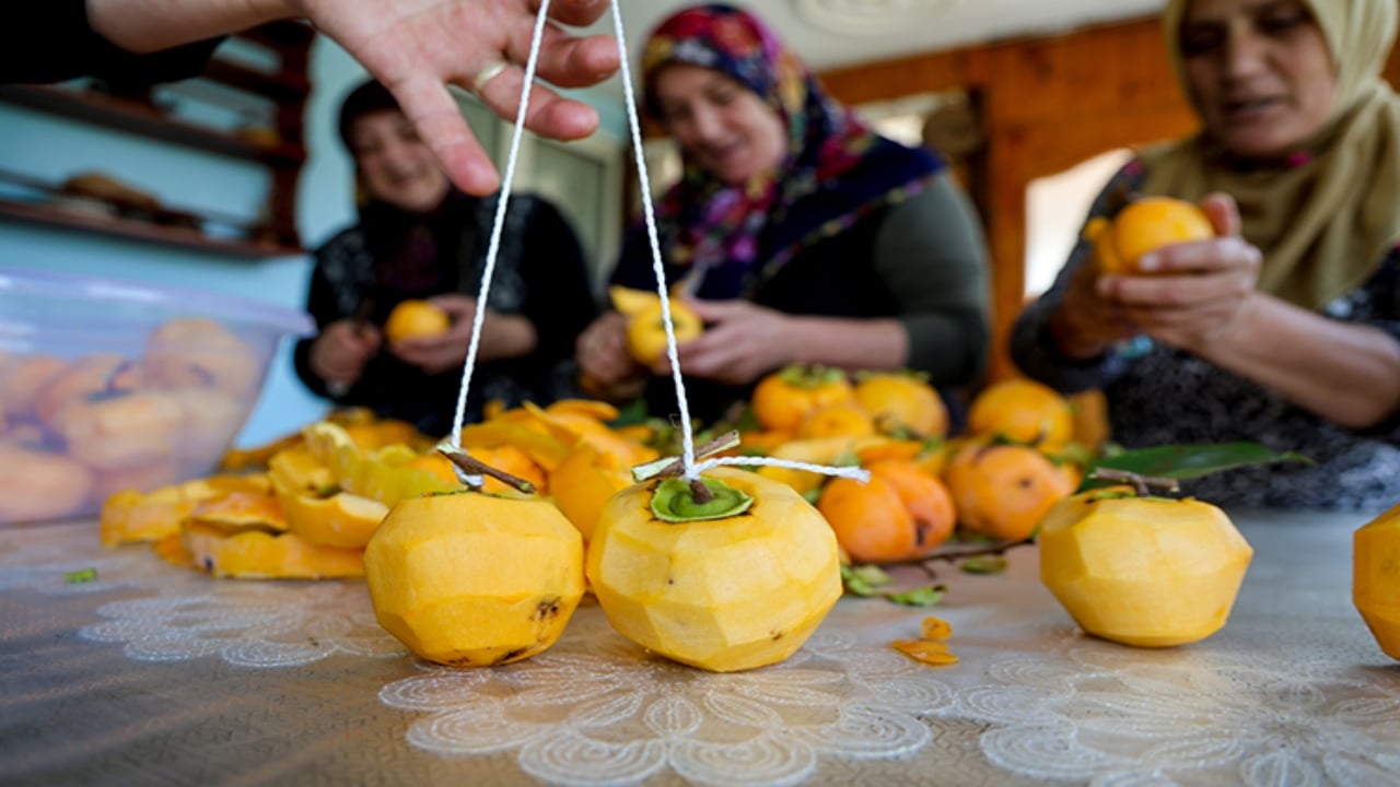 Foto - Köylü kadınlar hazineyi buldu! Sobada kurutup servet kazanıyorlar