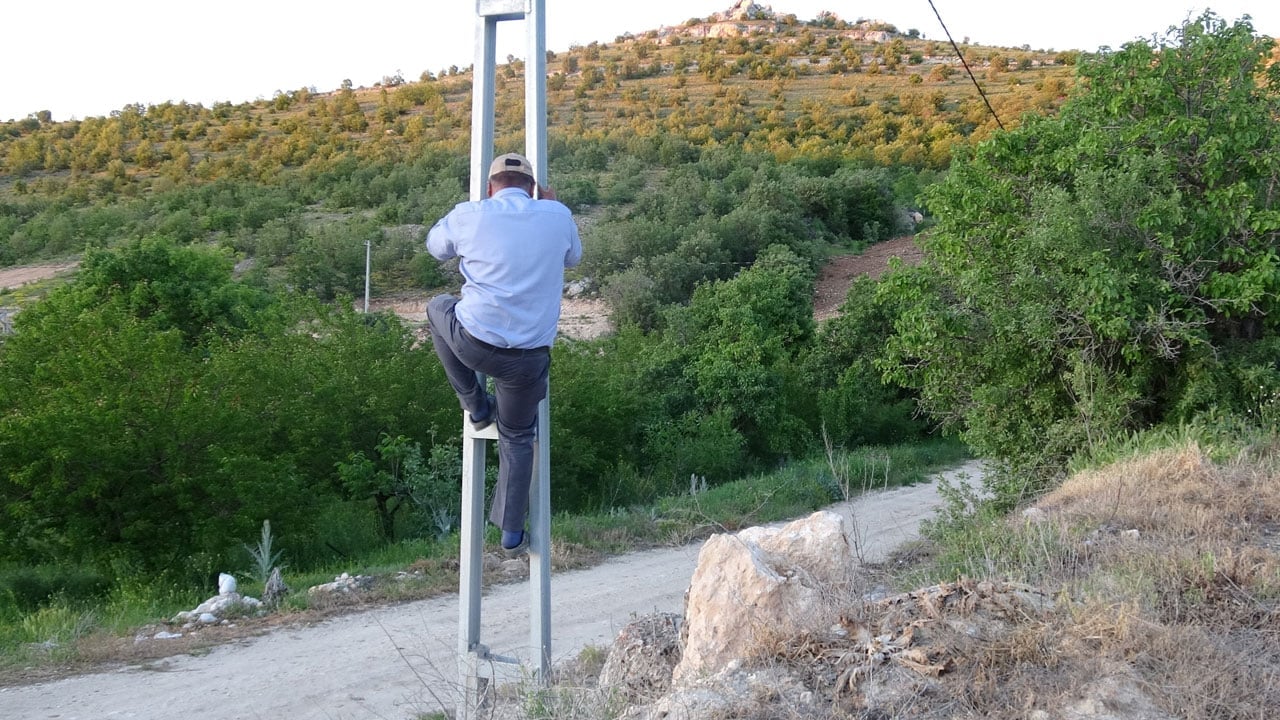 Foto - Köylüler çözüm bekliyor! Telefon çekmeyince çareyi elektrik direğinde buldular