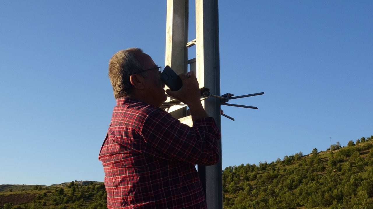 Foto - Köylüler çözüm bekliyor! Telefon çekmeyince çareyi elektrik direğinde buldular