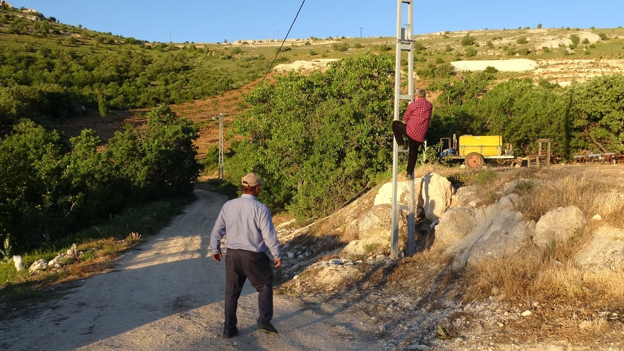 Foto - Köylüler çözüm bekliyor! Telefon çekmeyince çareyi elektrik direğinde buldular