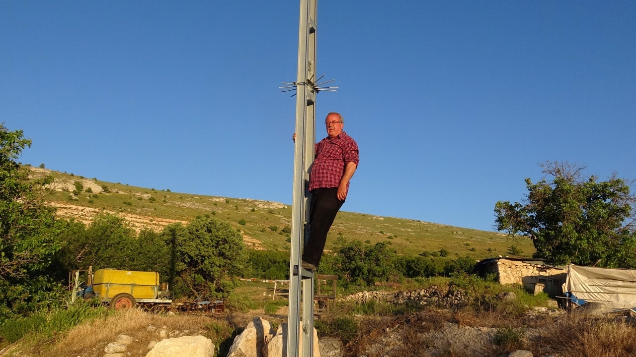 Foto - Köylüler çözüm bekliyor! Telefon çekmeyince çareyi elektrik direğinde buldular